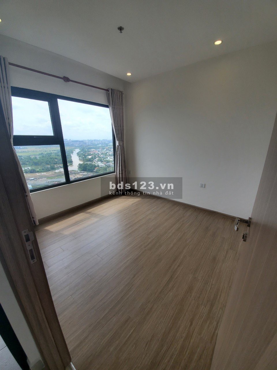 Bán căn hộ 2PN + 69m2 Vinhomes Grand Park giá chỉ 2.4 tỷ. Tặng thêm nội thất. Zalo 0902/906/903
