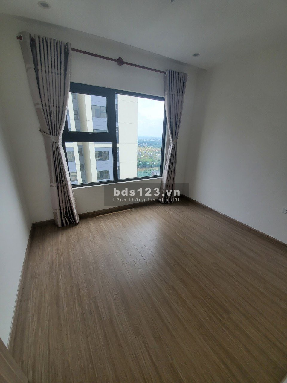 Bán căn hộ 2PN + 69m2 Vinhomes Grand Park giá chỉ 2.4 tỷ. Tặng thêm nội thất. Zalo 0902/906/903