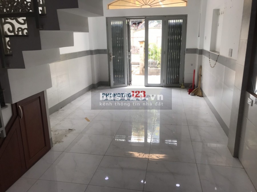 Cho thuê nhà nguyên căn 1 lầu MT đường ray xe lửa Phú Nhuận