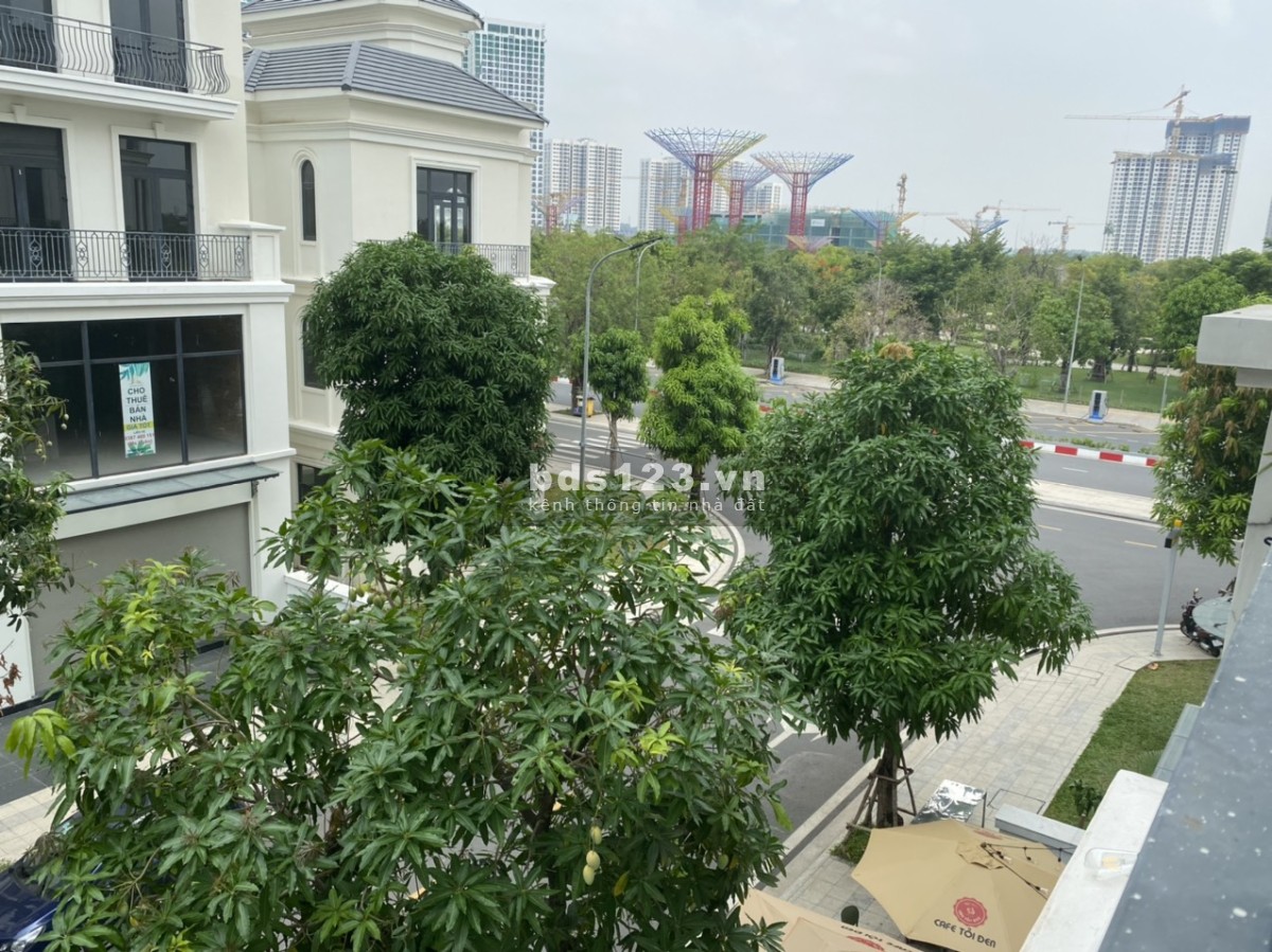 Cho thuê văn phòng tầng 2 hoàn thiện cơ bản có thang máy vị trí đẹp gần cổng công viên anh sáng 36ha