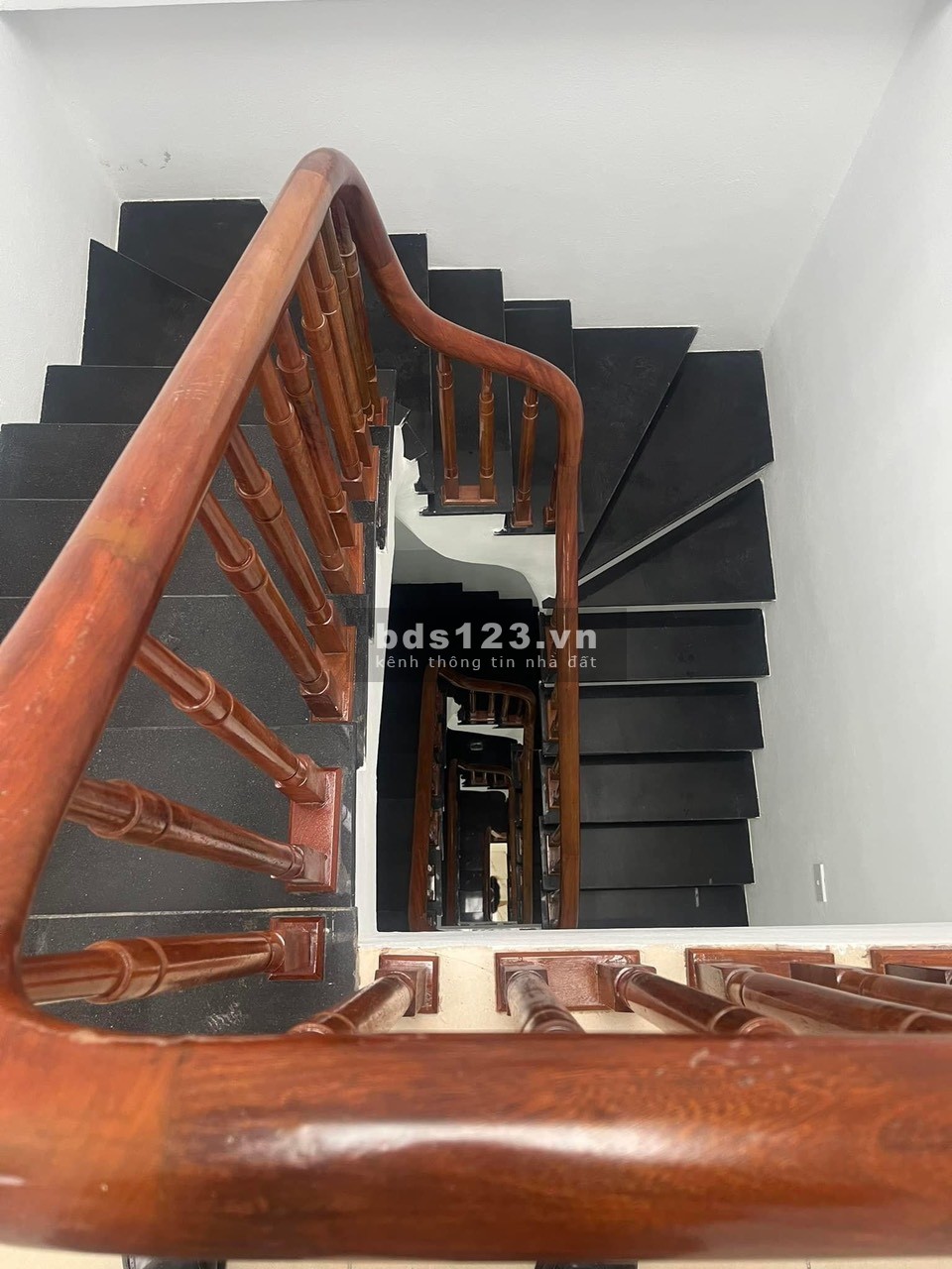 Bán nhà ô tô 7 chỗ qua nhà - Ngõ thông - Giữ tiền - Nhà đẹp ở ngay - 2 thoáng