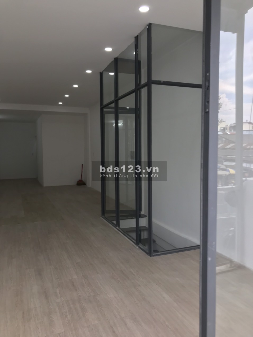 Cho thuê văn phòng mặt tiền Lê Văn Sỹ (quận 3) 60M2, Gía siêu tốt