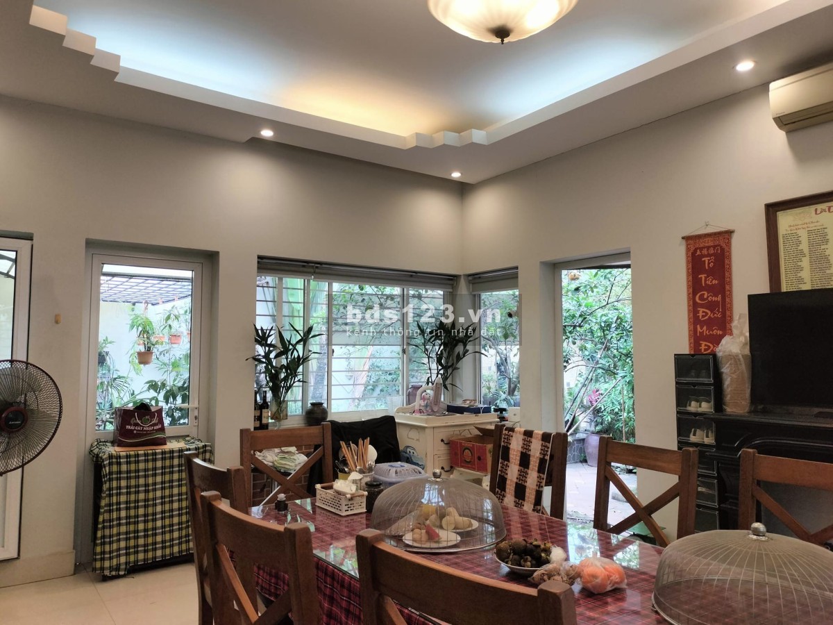 Bán Đất mặt đường Lạc Long Quân, Tây Hồ. Dt 479m2, Giá 145Tỷ. Vị trí rất đẹp, Xây khách sạn, đầu tư