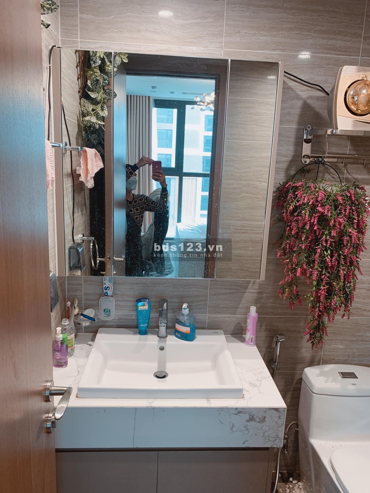 Chính chủ gửi bán căn hộ 2PN2WC góc, hướng Đông Nam, FULL nội thất chỉ 1,9 tỷ tại Vin Ocp