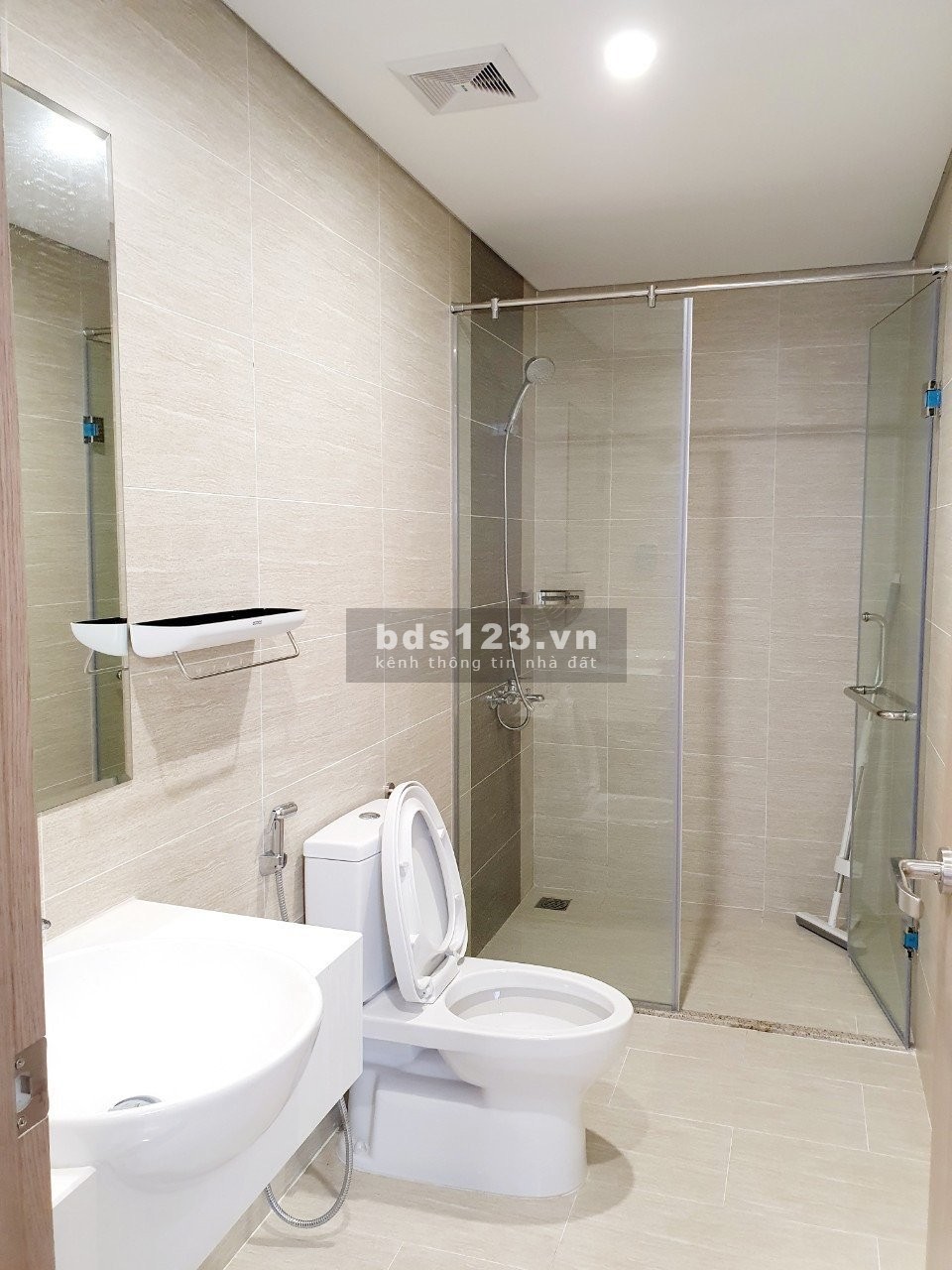 Bán gấp căn 3pn, 2vs dt 80m, FULL ĐỒ, tầng trung, view thoáng chỉ 2,2 tỷ Vin OCP. lh : 0974.878.742