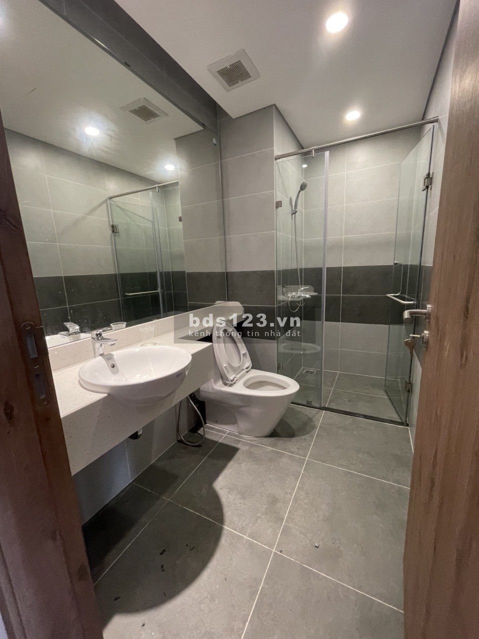Cho thuê căn hộ 1 phòng ngủ tháp đôi Sky Oasis Ecopark có nội thất khu bếp, rèm giá 5tr/tháng