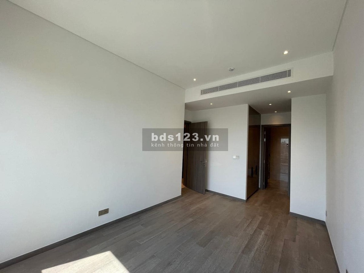 Cần bán căn hộ 4 phòng ngủ cao cấp trần cao 6,9m giá 32,9 tỷ.