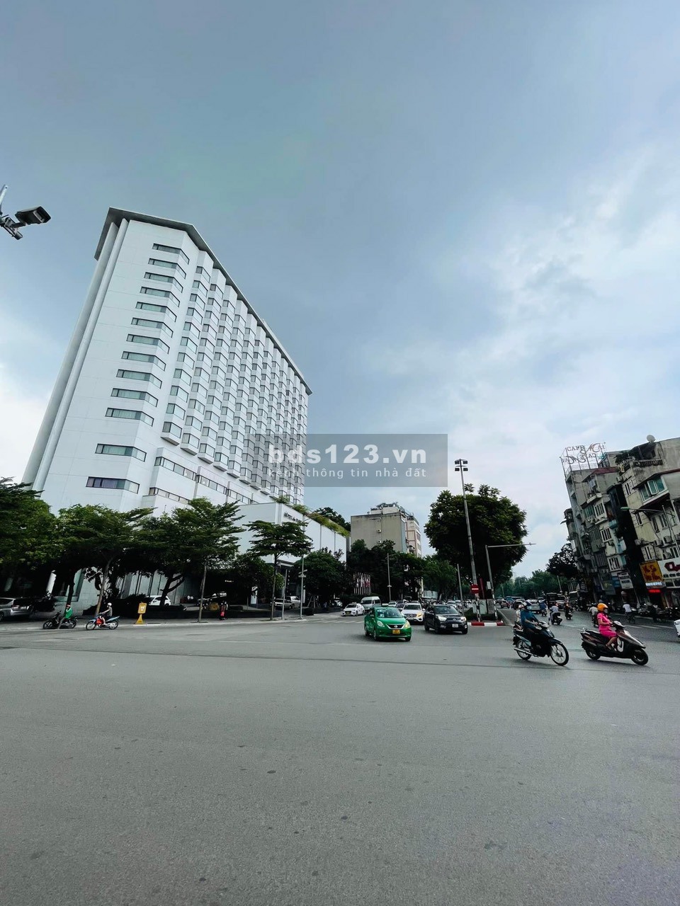 HÀNG HIẾM! Bán nhà mặt phố Lê Duẩn, 165m2, mặt tiền 10m, kinh doanh vô đối, giá 60 tỷ.