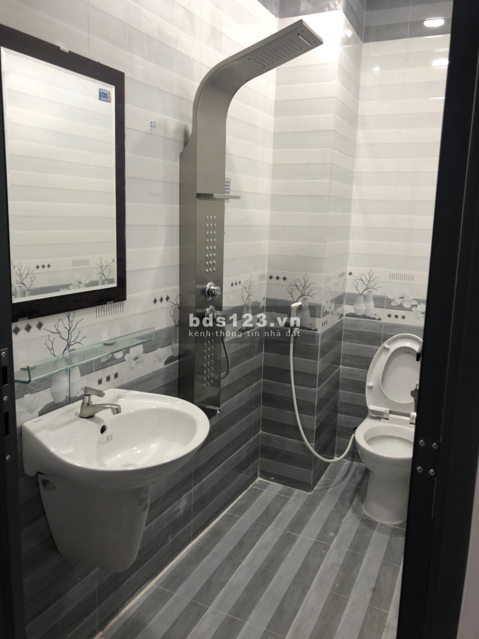 Bán nhà mới xây 1 trệt 3 lầu, 4x15m, giá 3.650 tỷ, Liên khu 4 - 5, Q. Bình Tân