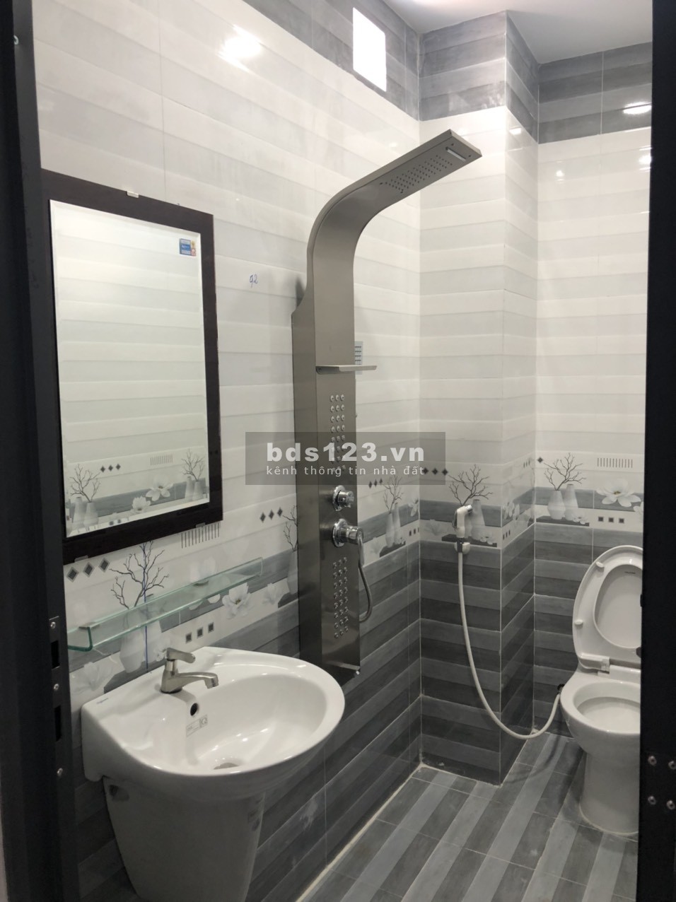 Bán nhà 1 trệt 2 lầu ST giá 5 tỷ780, đường Lê Trọng Tấn, sát Aeon Tân Phú