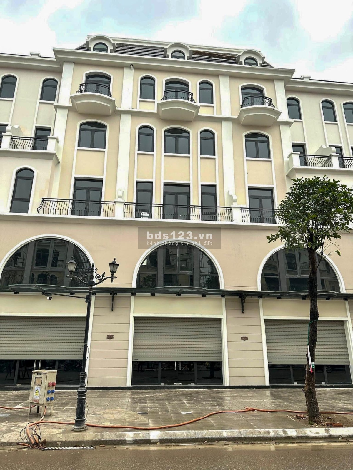 Cần bán biệt thự chà là 9, lâu dài 63m2, cạnh vườn hoa, ngã tư, ban công to gốc 7.5 tỷ bán 6.150 tỷ