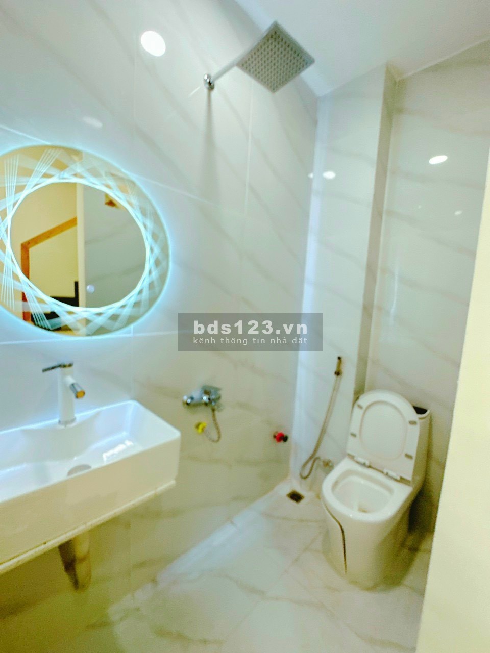 Bán nhà 2 lầu giá 2 tỷ 450 tr ngay Lê Trọng Tấn, sát Aeon Tân Phú