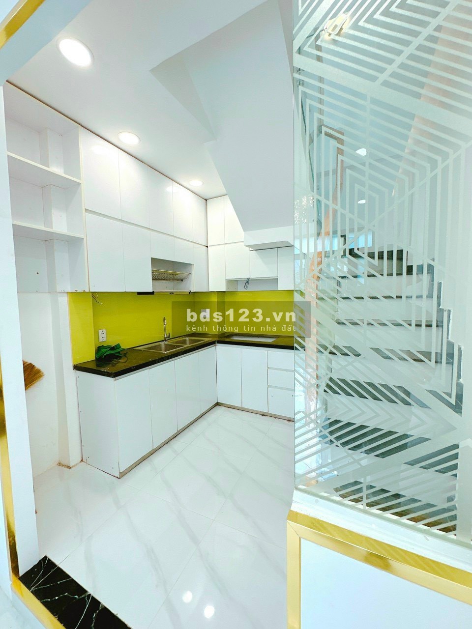 Bán nhà 2 lầu giá 2 tỷ 450 tr ngay Lê Trọng Tấn, sát Aeon Tân Phú
