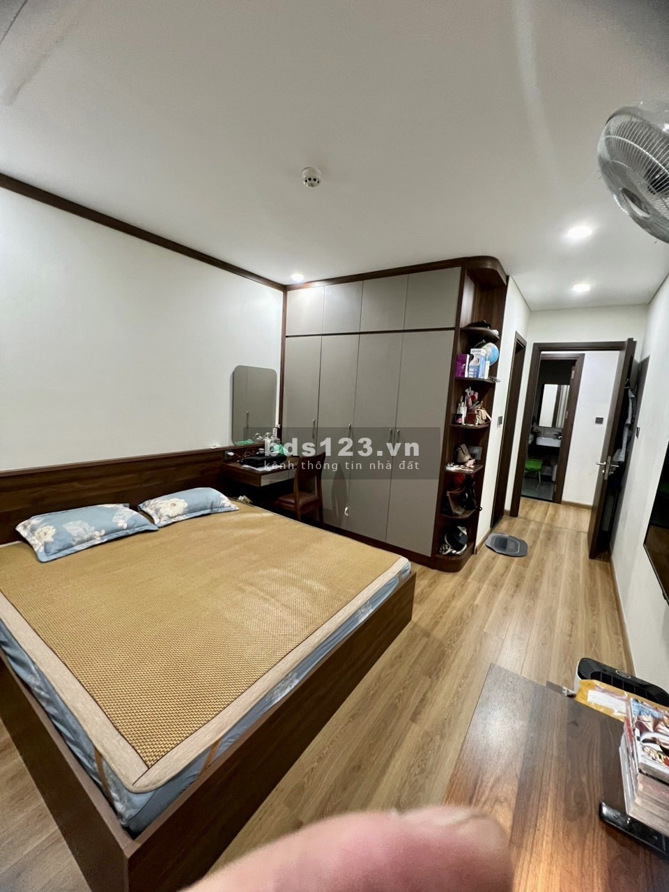 Bán căn hộ 2 ngủ 2 wc tầng cao tòa V2 The Terra An Hưng Ban công Đông Nam