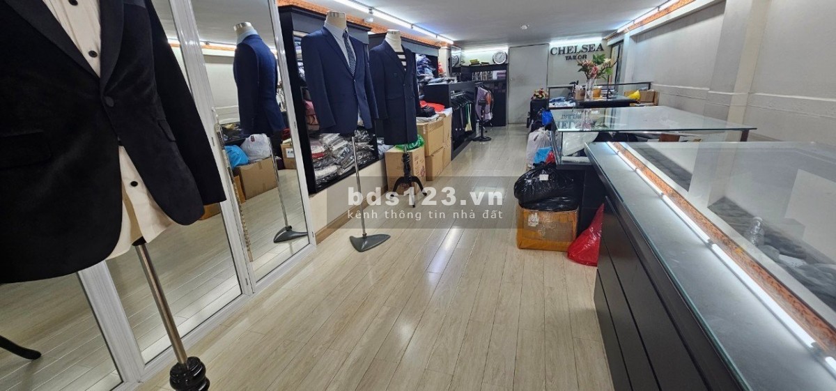 Cho thuê mặt bằng mặt tiền đường Lý Tự Trọng, P.Bến Thành, Q1. DT: 4 x 30m. Lối đi: riêng.