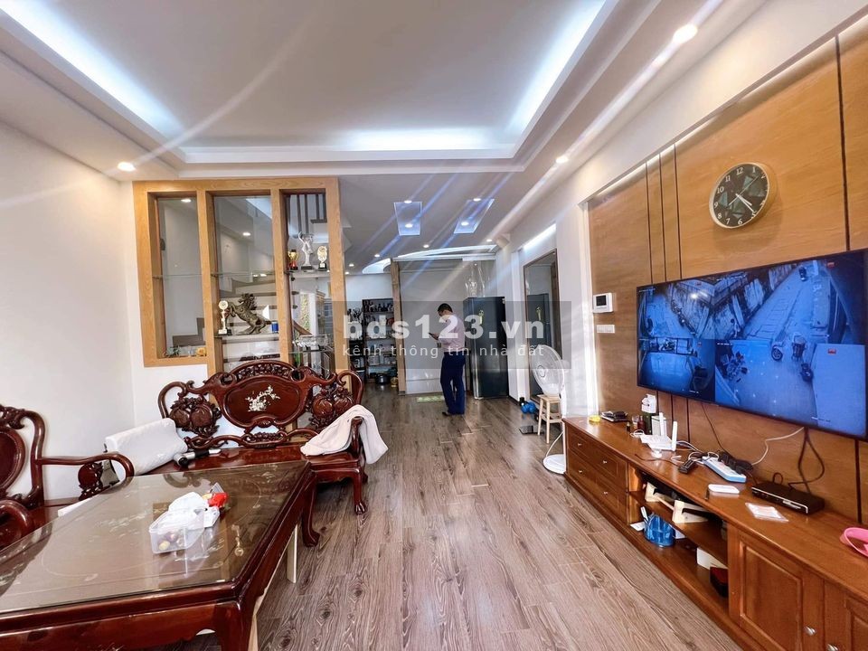 Bán nhà mặt ngõ Cầu Giấy - 6 tầng - gara - oto tránh - ngõ thông- kinh doanh- nở hậu