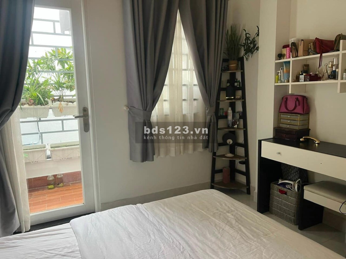 Cần bán nhà hẻm Lạc Long Quân, phường 8 Tân Bình, thông các hẻm xe hơi!