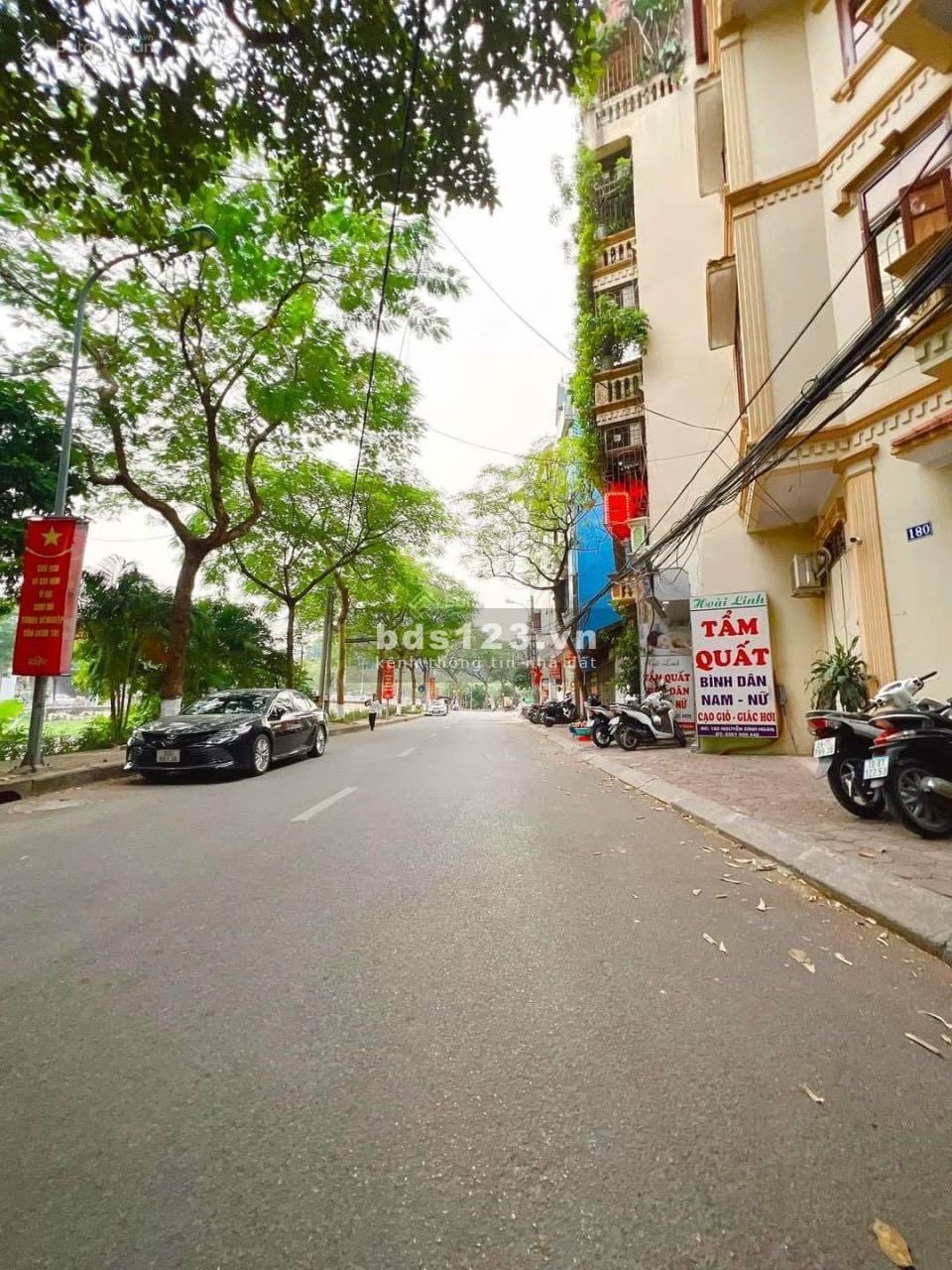 Cần bán gấp căn nhà mặt phố Nguyễn Đình Hoàn, Cầu Giấy 95m2, 5 tầng, 16,4 tỷ.
