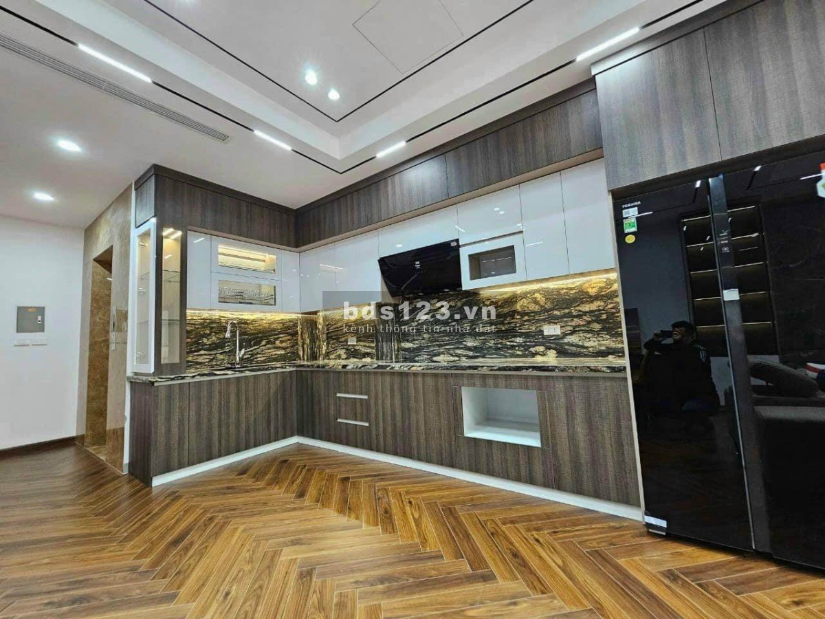 Bán nhà phố Nguyễn Văn Cừ gấp, xây nhiều tâm huyết gần 100m, 6 tầng, giá hơn 10 tỷ