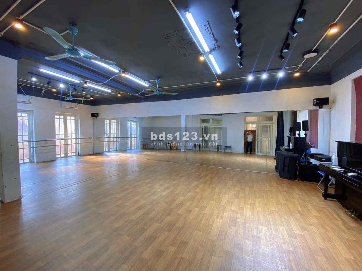 Bán biệt thự trung tâm Ba Đình, 230m2, 4 tầng, MT 14m, gara, tiện ích ngập tràn, giá 67.5 tỷ.