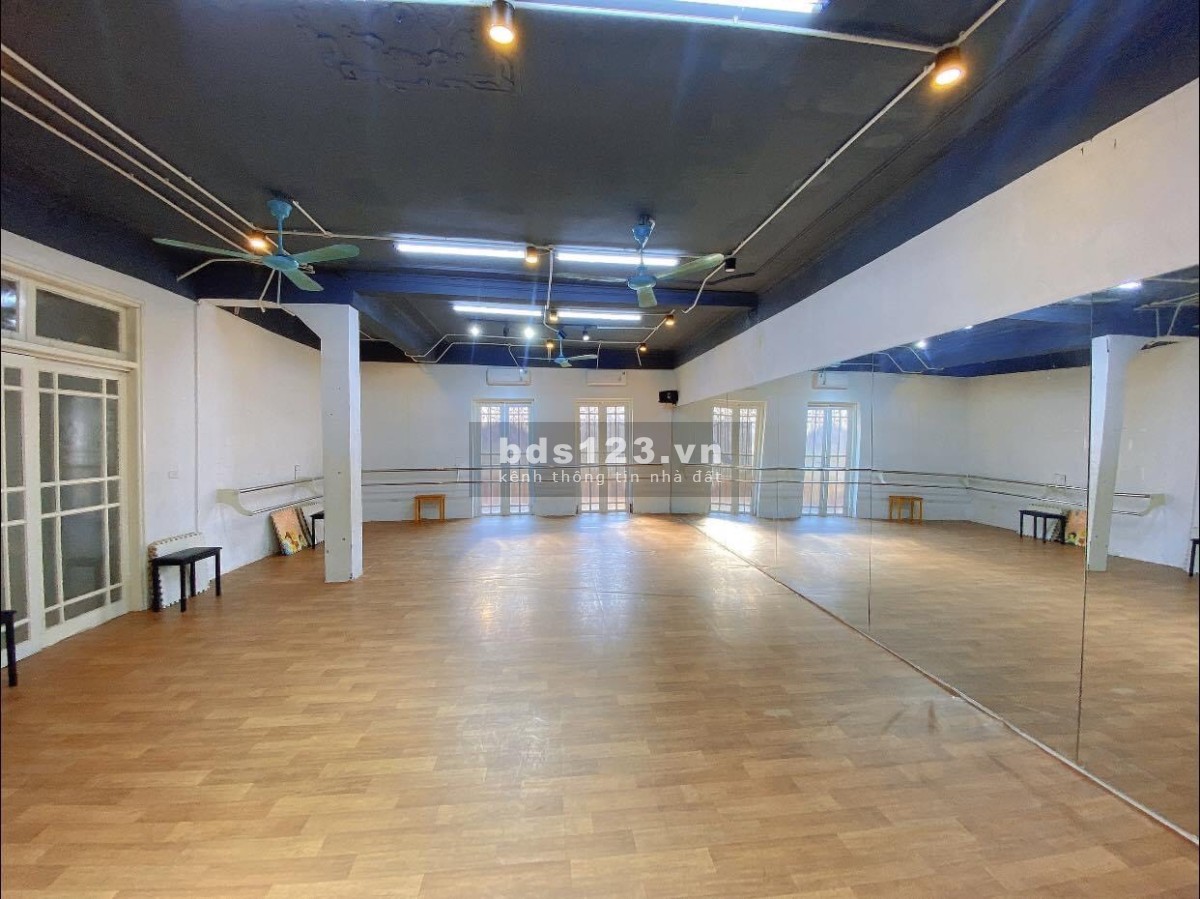 Bán biệt thự trung tâm Ba Đình, 230m2, 4 tầng, MT 14m, gara, tiện ích ngập tràn, giá 67.5 tỷ.