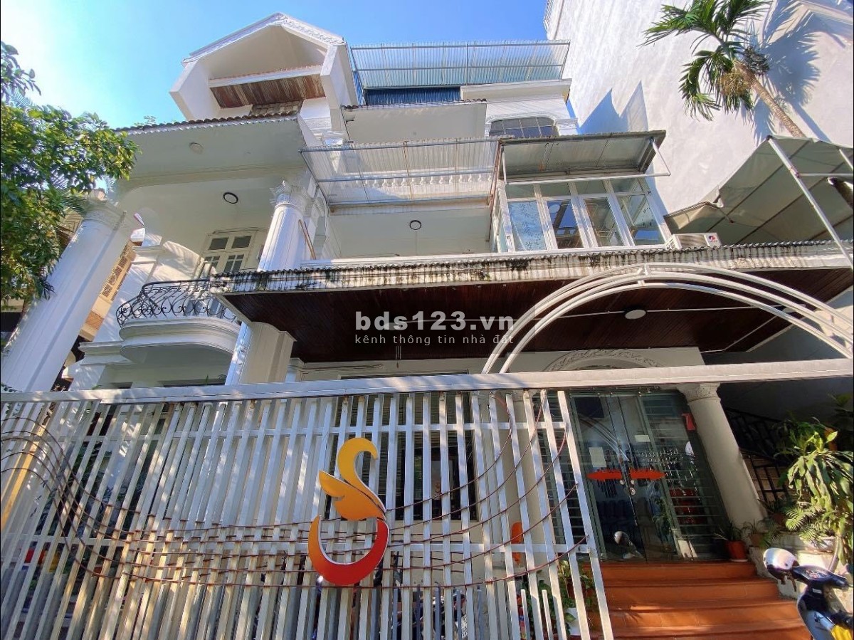 Bán biệt thự trung tâm Ba Đình, 230m2, 4 tầng, MT 14m, gara, tiện ích ngập tràn, giá 67.5 tỷ.