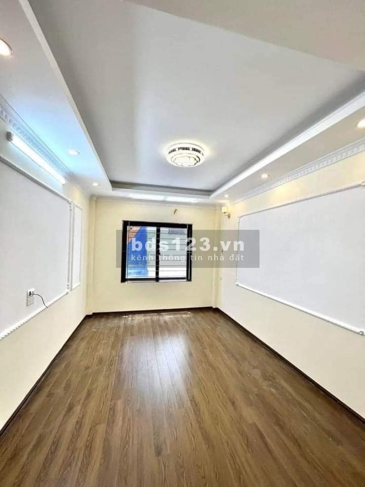Bán nhà Chợ Khâm Thiên, Đống Đa 30m, 4 tầng, mặt tiền 3.2m, giá 3 tỷ.