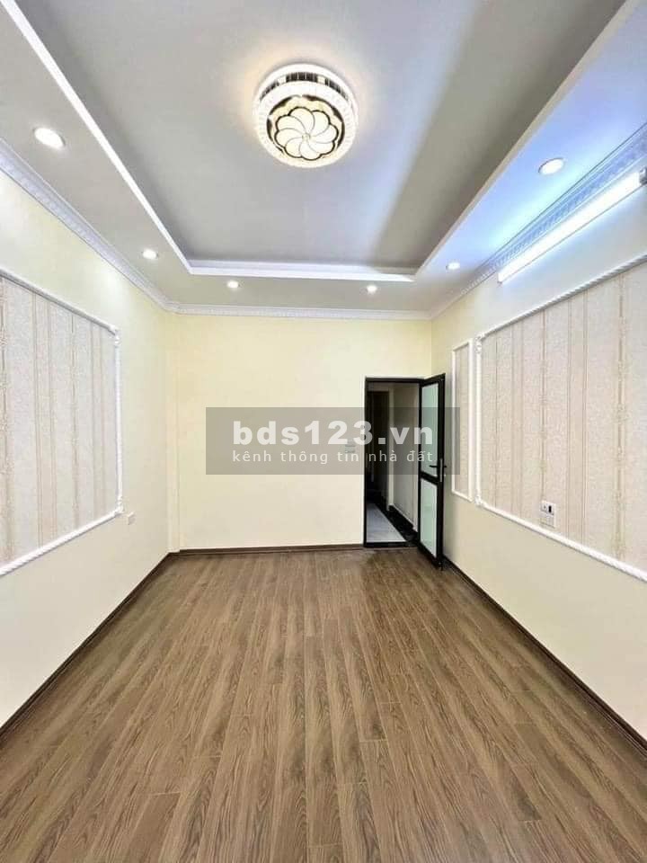 Bán nhà Chợ Khâm Thiên, Đống Đa 30m, 4 tầng, mặt tiền 3.2m, giá 3 tỷ.