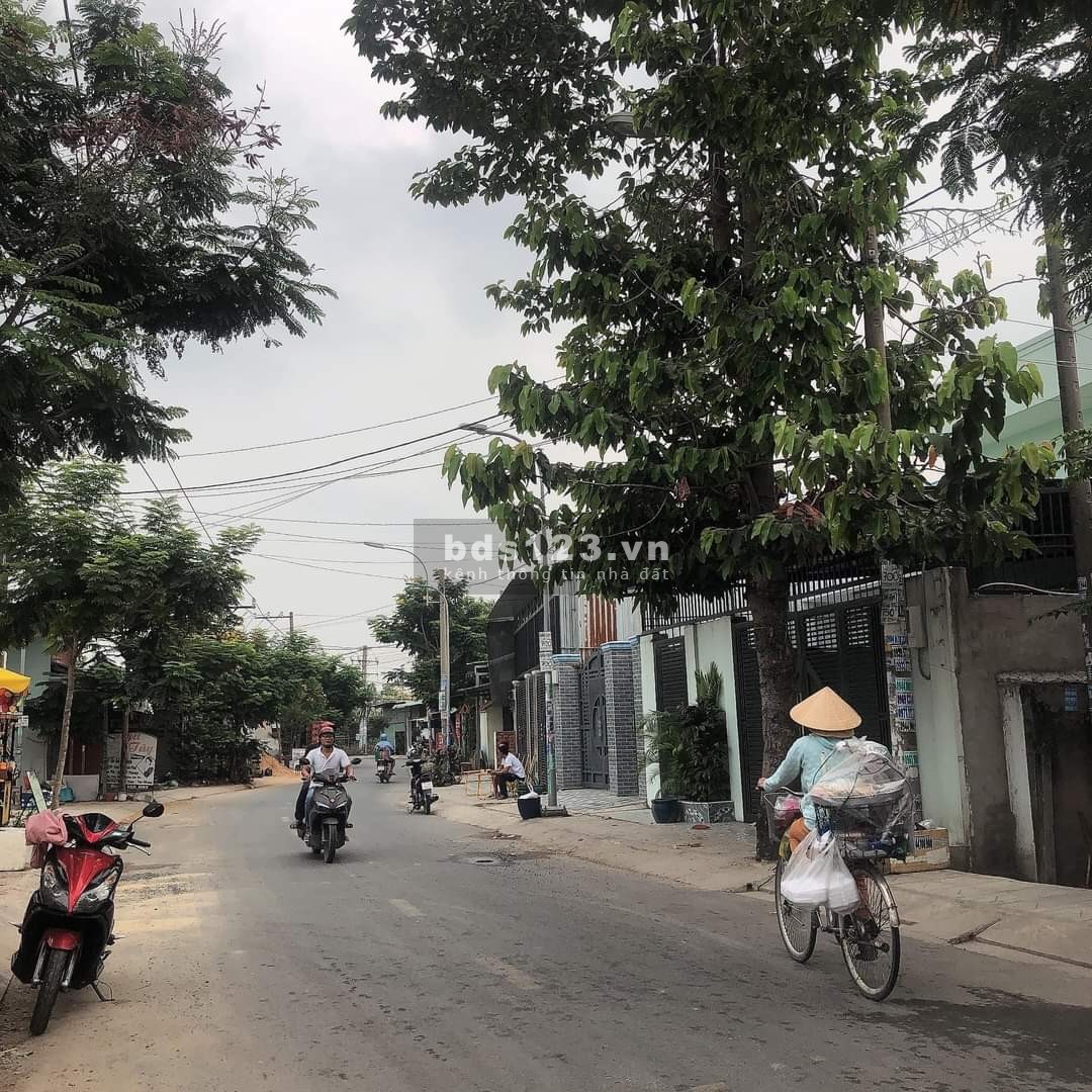 Bán nhà Đ Nguyễn Ảnh Thủ, dt 60m2, 3 tầng, gần KCN, SHR, chỉ 4.x tỷ.