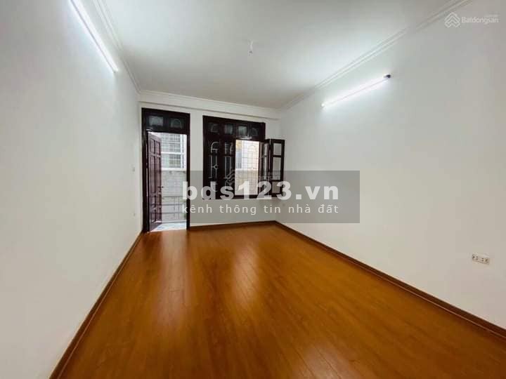 Bán nhà đẹp ở ngay Tân Mai, Hoàng Mai 32m, 5 tầng, mt 3.4 m, giá 3.35 tỷ.