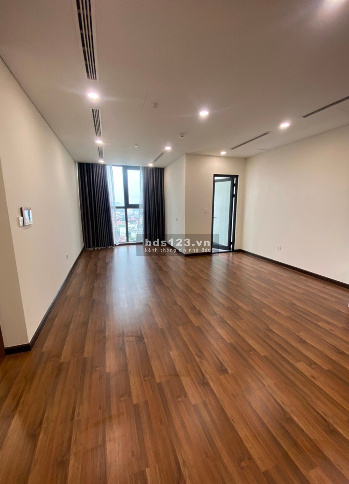 Cho thuê chung cư cao cấp S 83.5m2 Mipec Rubik360 tầng trung, hướng Nam, nội thất CĐT
