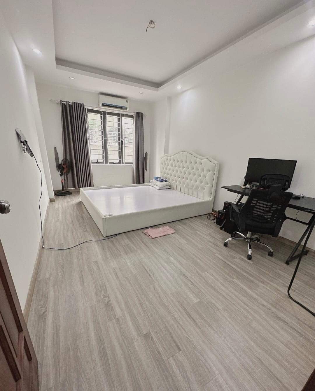 Bán nhà lô góc - Ô tô đỗ cửa - Tặng full nội thất- Khu vực đang phát triển mạnh. 5 tầng, 2.6 tỷ