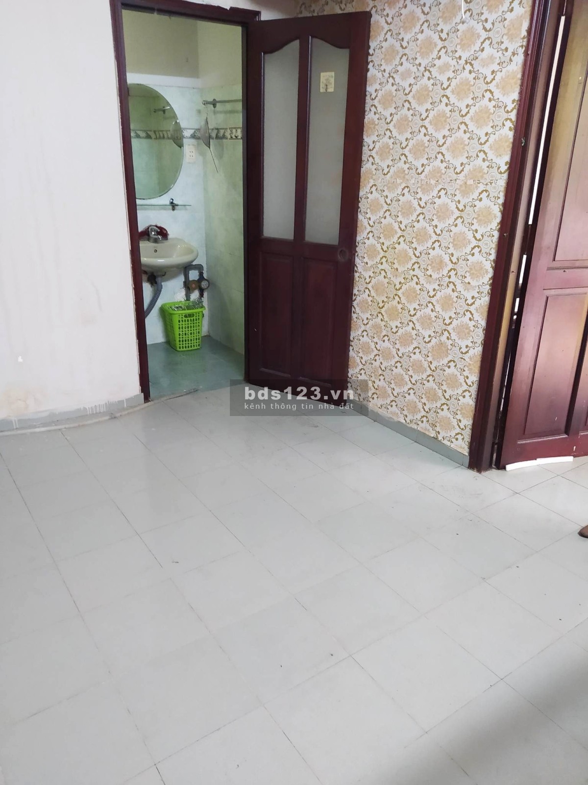 Cho thuê phòng trọ 1 tầng trên sân thượng, nằm ngay mặt tiền đường Hoàng Sa.