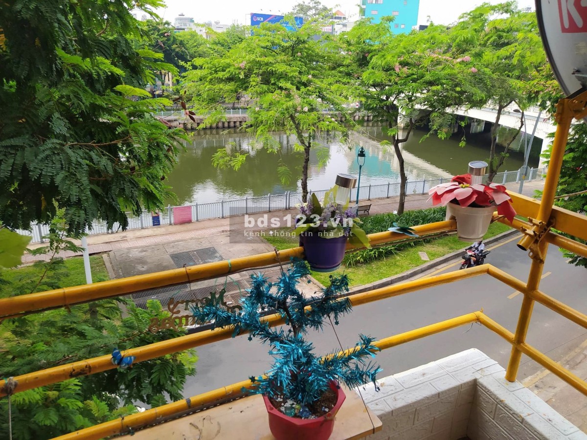 Cho thuê phòng trọ 1 tầng trên sân thượng, nằm ngay mặt tiền đường Hoàng Sa.
