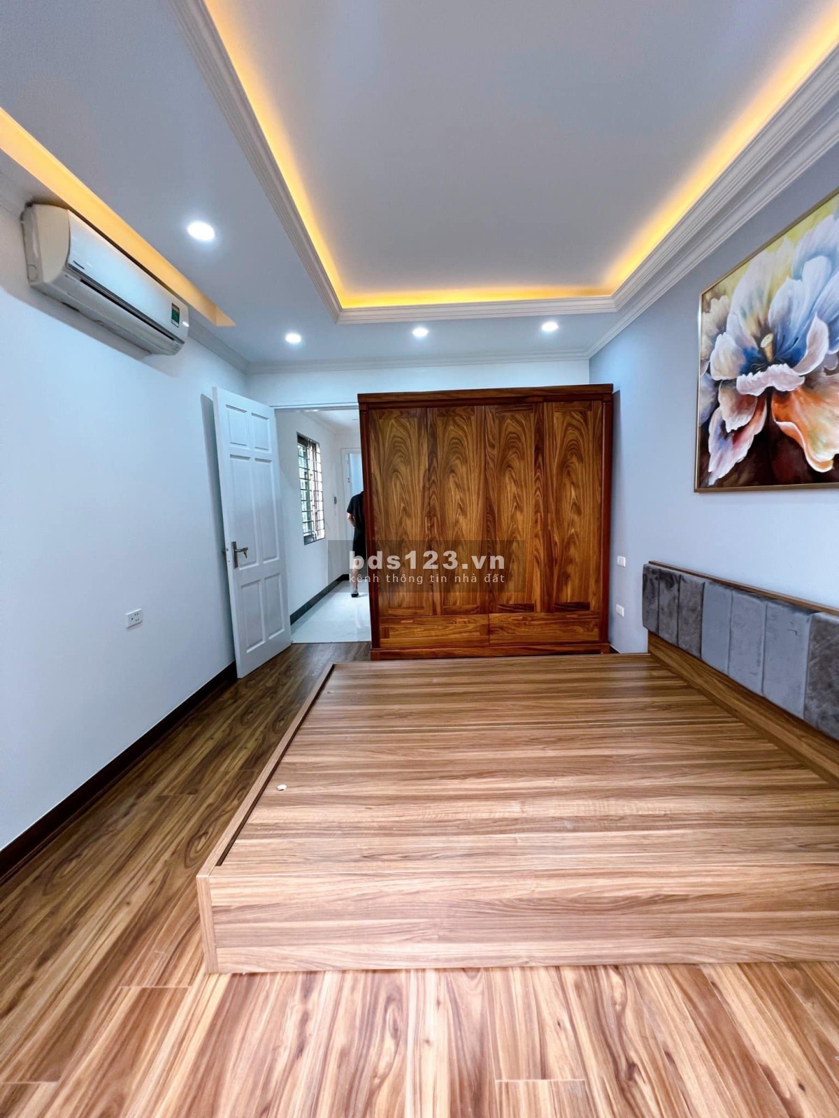 Bán nhà phân lô - Cán bộ - Ô tô tránh - Vỉa hè - Lô góc, nở hậu - Tặng full nội thất