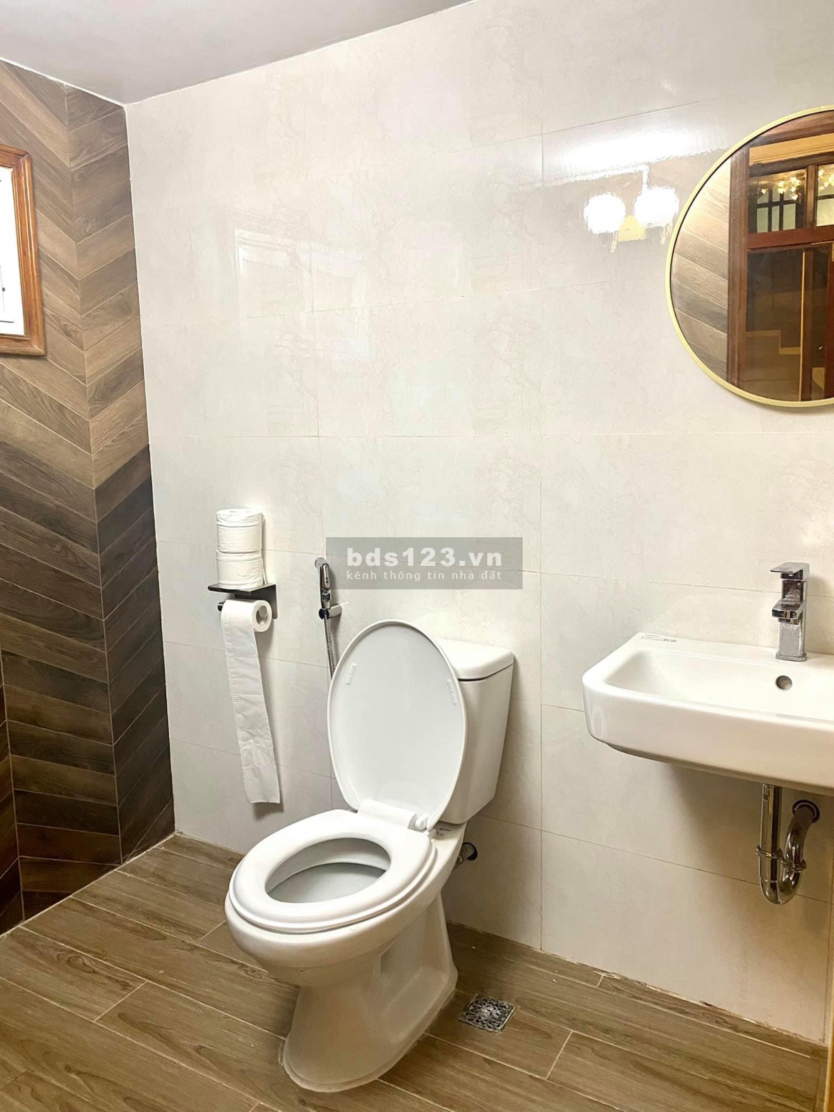 Chính chủ cho thuê văn phòng quận Ba Đình, vị trí đẹp, mặt đường ô tô, view hồ