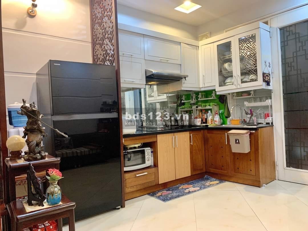 Bán nhà Đội Cấn Ba Đình 33m2*5t, khu phân lô, sổ nở hậu, tặng nội thất, giá 4.6 tỷ.
