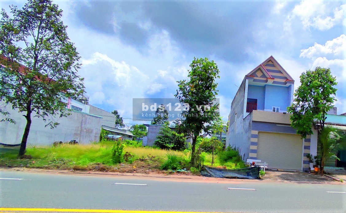 Gia đình tôi bán gấp 578m2 đất cách TPHCM 30ph. Sát chợ, tiện buôn bán, xây trọ. Thổ cư 100% SHR