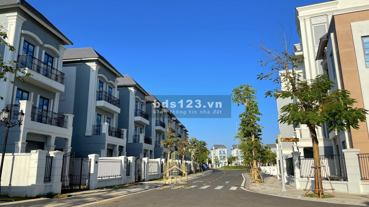 Chính chủ bán gấp biệt thự 200m2 khu compound Vinhomes Q9 chỉ 23,5 tỷ