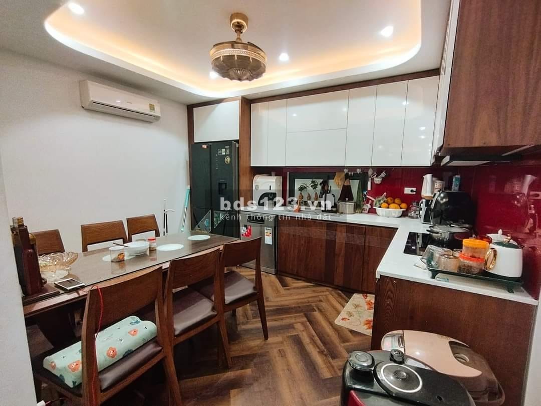 Bán nhà Lạc Long Quân, Tây Hồ, Hà Nội giá 7.9 Tỷ, 6 Tầng dt 43m2 mt 4.1m. View Hồ Tây