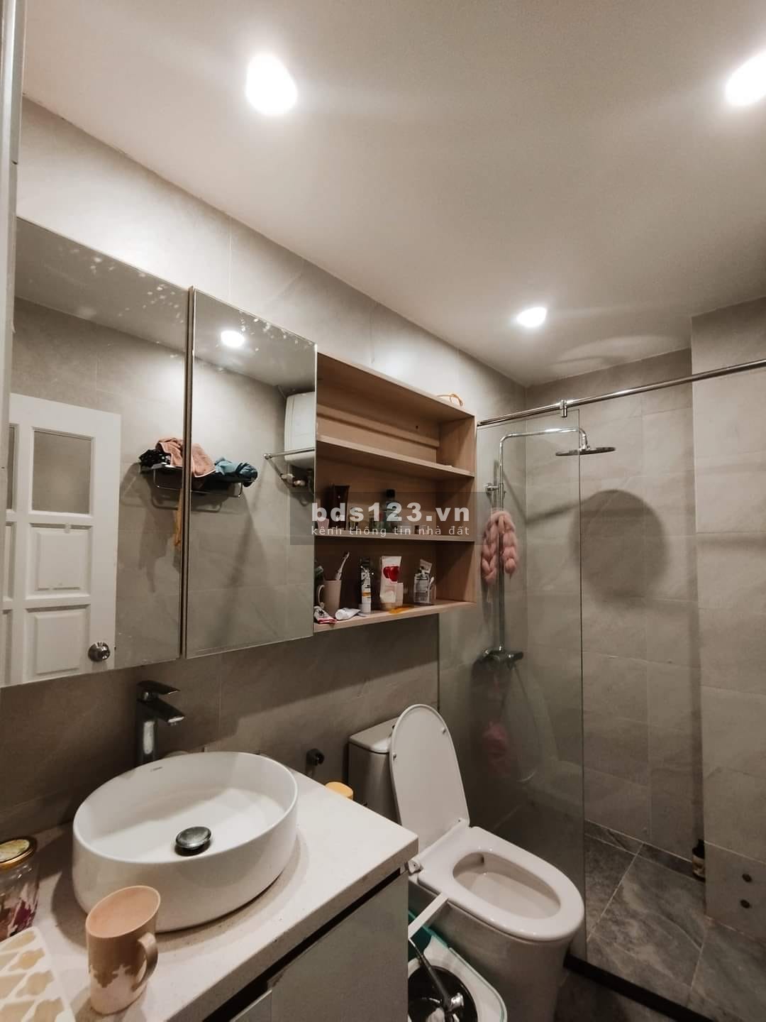 Bán nhà Lạc Long Quân, Tây Hồ, Hà Nội giá 7.9 Tỷ, 6 Tầng dt 43m2 mt 4.1m. View Hồ Tây