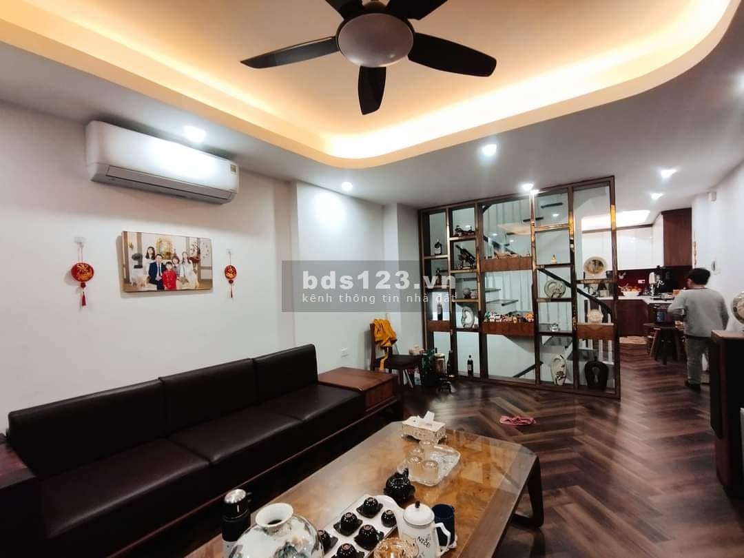 Bán nhà Lạc Long Quân, Tây Hồ, Hà Nội giá 7.9 Tỷ, 6 Tầng dt 43m2 mt 4.1m. View Hồ Tây