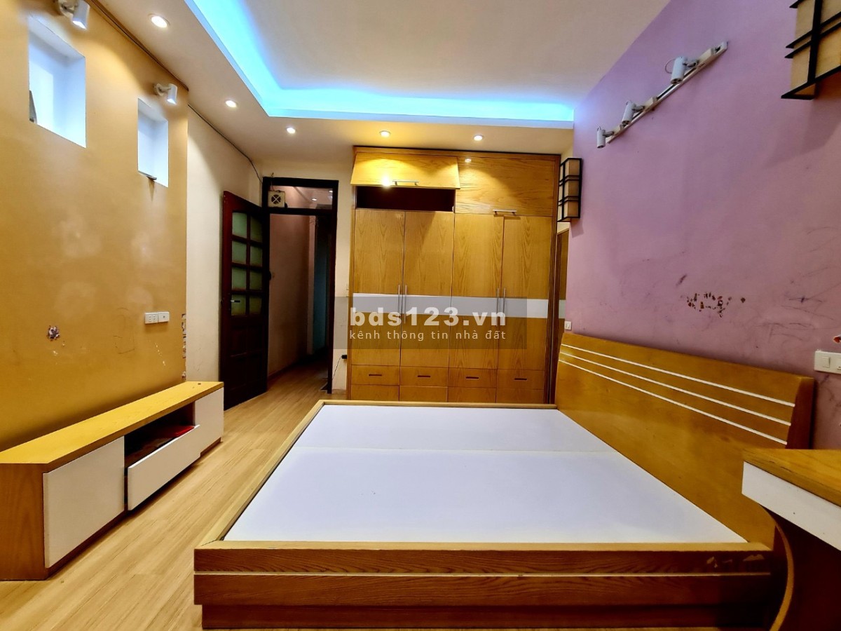 Bán nhà Minh Khai Đại La. 33m2 mt 4,3m 3 bước ra đến đường ngõ to rộng.