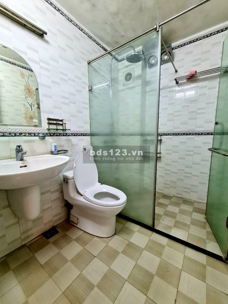 Bán nhà Minh Khai Đại La. 33m2 mt 4,3m 3 bước ra đến đường ngõ to rộng.