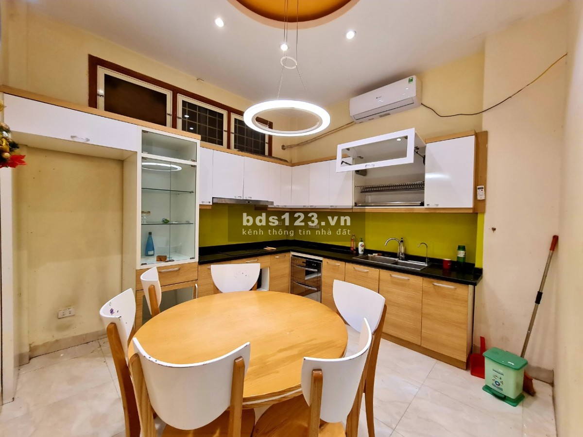 Bán nhà Minh Khai Đại La. 33m2 mt 4,3m 3 bước ra đến đường ngõ to rộng.