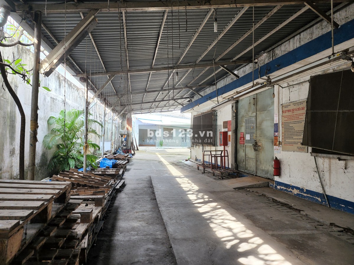 Cho thuê mặt bằng 550 m2 DTSD (có bãi đậu xe) làm văn phòng showroom kết hợp kho hàng