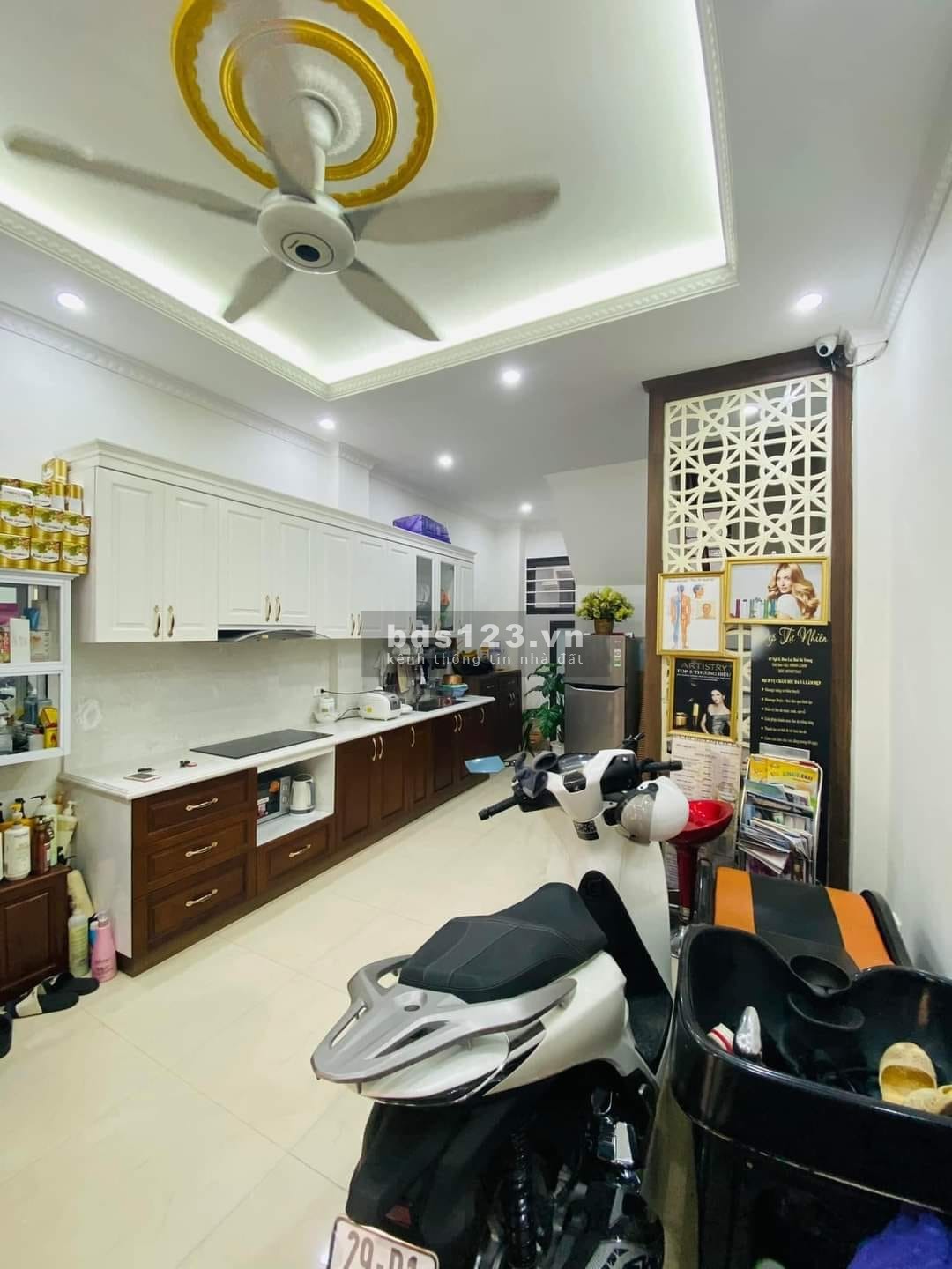 Bán Nhà Lạc Long Quân. Cầu Giấy. Hà Nội. 4.45 Tỷ. 5 Tầng. 30m2. MT 3.8m.