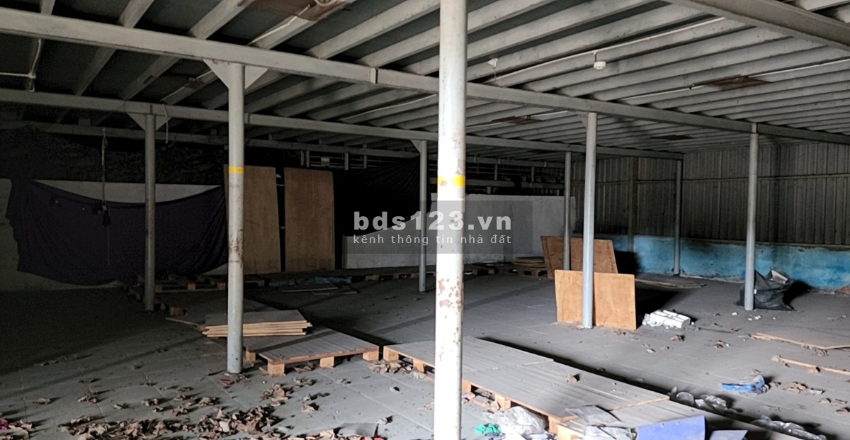 Cho thuê mặt bằng 550 m2 DTSD (có bãi đậu xe) làm văn phòng showroom kết hợp kho hàng