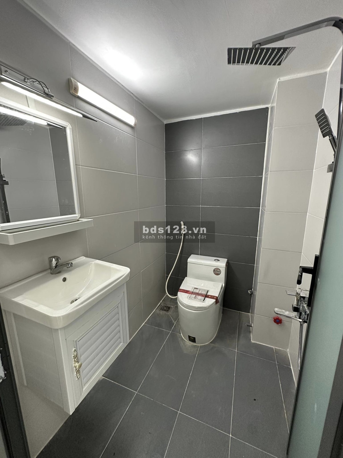 Hiếm bàn nhà riêng xe chạy song song - 3PN 3WC - 3 tầng BTCT - Mới ở ngay 100m2 - Chỉ nhỉnh 4 tỷ