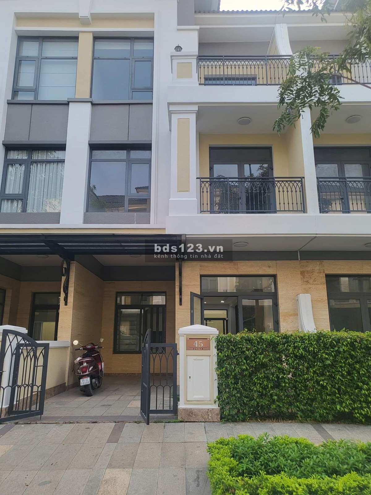 Bán nhà phố chính chủ full nội thất gỗ dính tường Verosa Park giá chỉ 15.XX tỷ đồng